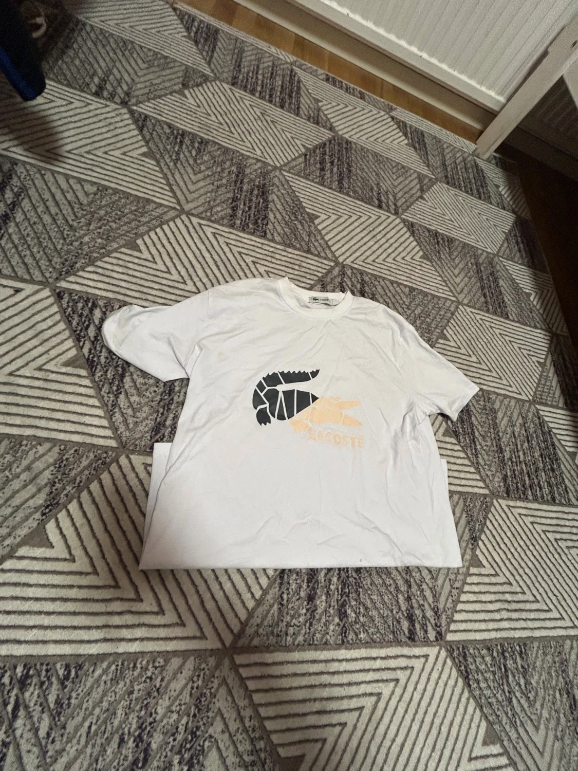 Vit Lacoste t-shirt med grafiskt tryck