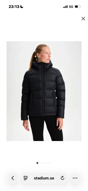 Svart pufferjacka med huva - Säljer en svart pufferjacka från Everest med huva och dragkedja framtill. Jackan är super varm och perfekt för kalla vintern, jackan har långärmade ärmar och två sidofickor. Perfekt för kalla dagar och har en clean, stilren vibe som funkar till allt. Köpt för typ 1 år sen och har inte använts så mycket 🥰den är för stor för mig och därför säljer jag den, priset kan diskuteras 💗