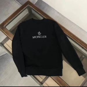 Svart sweatshirt från Moncler - Svart sweatshirt från Moncler i storlek M. Helt ny aldrig använt 