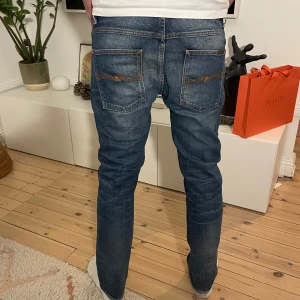 Nudie jeans Grim Tim - Sköna nudie jeans med fade i storlek W32 L30. Modellen är 187cm. Finns den lite slitning längst ner på första bilden. Skriv vid funderingar
