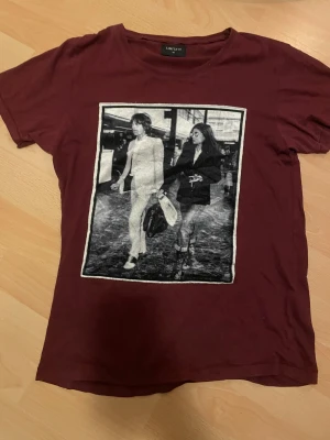 Vinröd t-shirt med print från Limitato - Säljer nu denna riktigt feta Vinröda t-shirt från Limitato i storlek XS. Den är i mycket bra skick. Knappast några tecken på användning. Hör av er vid funeringar!😁
