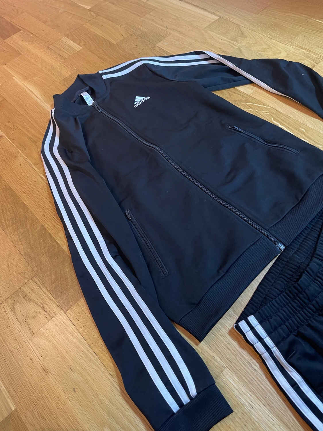 Svart Adidas set med vita ränder - 2