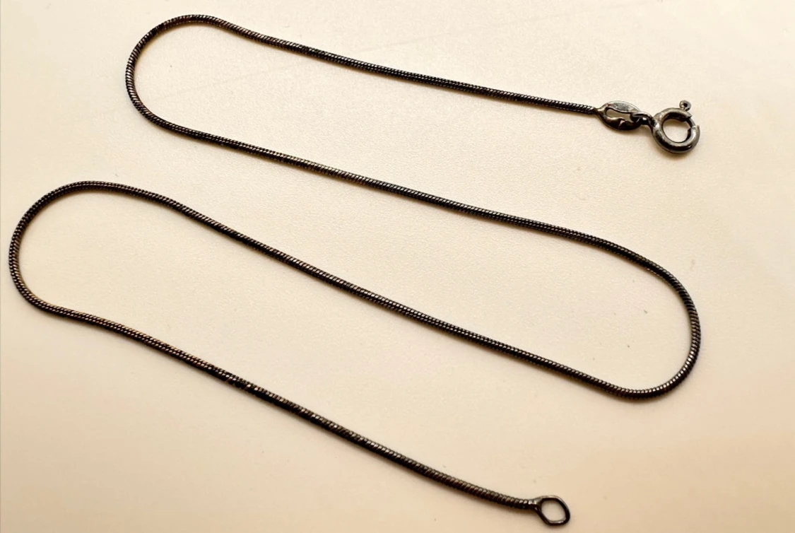 Halskedja Ormlänk, längd: 38,5cm, bredd: 1,5mm, oxiderad, oxidering sliten, 925 silver, Vikt: 4,2g.