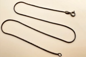 Halskedja Ormlänk, längd: 38,5cm, bredd: 1,5mm, oxiderad, oxidering sliten, 925 silver, Vikt: 4,2g. - alskedja Ormlänk, längd: 38,5cm, bredd: 1,5mm, oxiderad, oxidering sliten, 925 silver, Vikt: 4,2g.  Obs att oxideringen på kedjan börjar lossna då kedjan medvetet är oxiderad.