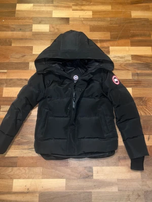 Canada Goose Macmillan svart - Svart Canada Goose Macmillan storlek XS den här jackan kommer hålla dig varm hela vintern.