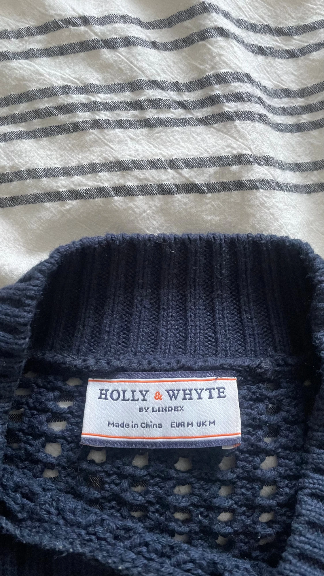 Mörkblå stickad topp med hålmönster - 4