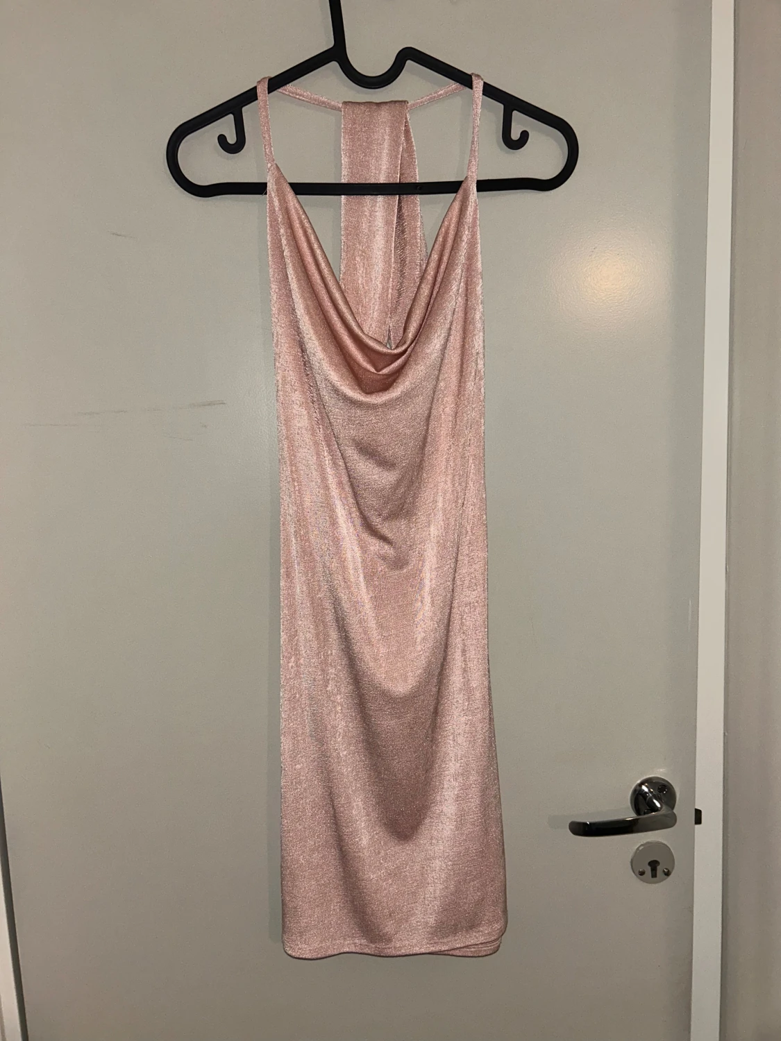 Glittrig rosa kortklänning med drapering - 1