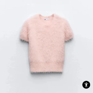 Ljusrosa fluffig stickad tröja Zara - Supermjuk och fluffig ljusrosa stickad tröja från Zara med korta ärmar och rund hals. Tröjan har en mysig känsla och är perfekt för dig som gillar en söt och trendig look. Passar snyggt till både jeans och kjol.