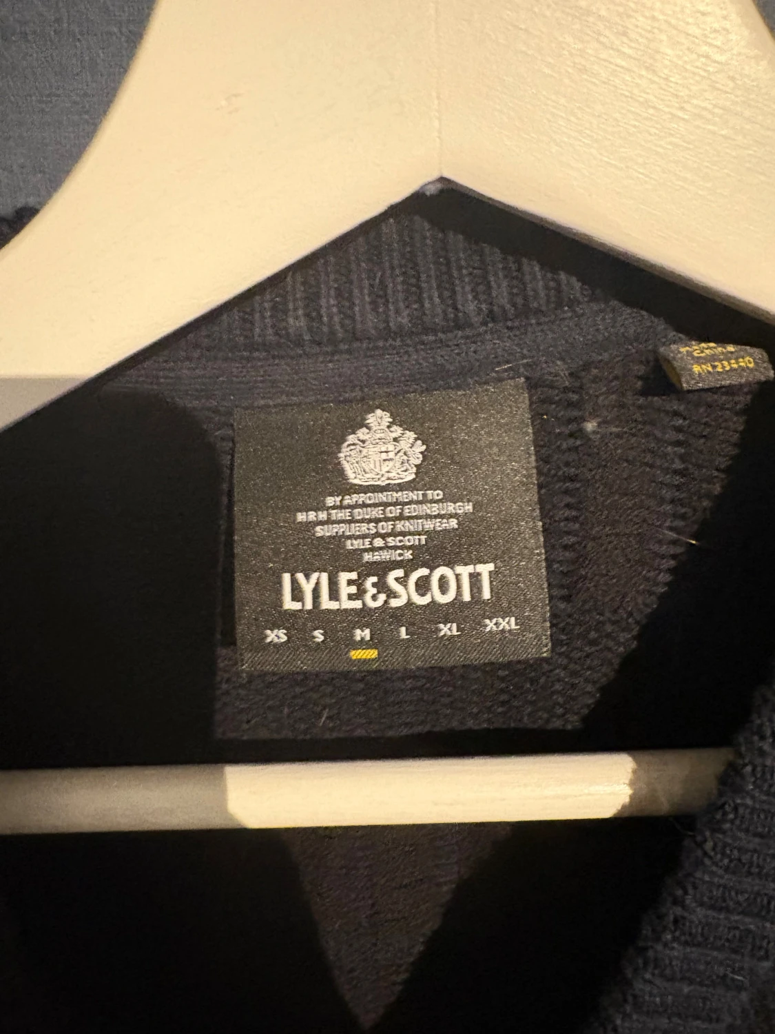 Mörkblå stickad tröja från Lyle & Scott - 2