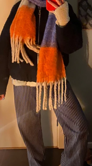 Randiga jeans!! - Säljer ett par skitsnygga unika jeans med ränder från PULL&BEAR. Jag tycker jeansen är SKITsnygga men de är tyvärr för små!🩷Säljs för 200kr🥰