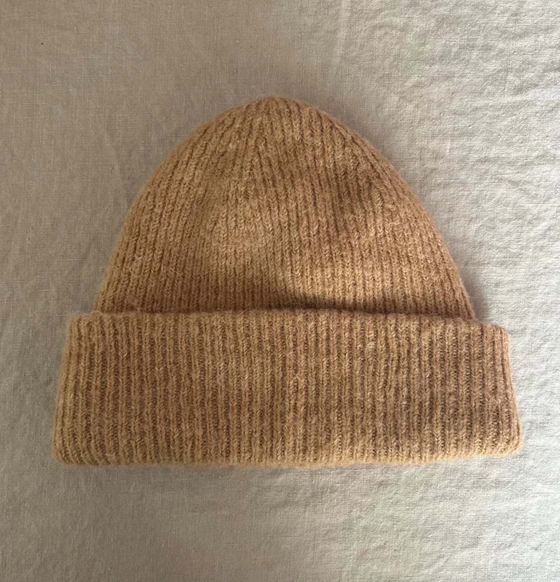 Beige ribbad stickad mössa - 1