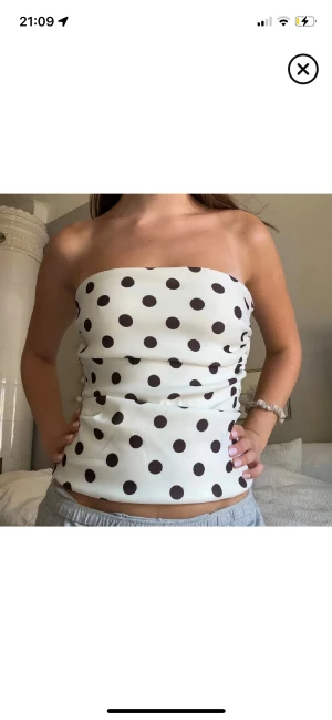 Vit prickig bandeau tubtopp - Säljer denna prickiga bandeau topp