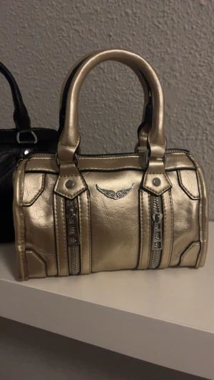 Guld Zadig väska - En LIKNANDE Zadig väska, i guld färg. I typ ny skick