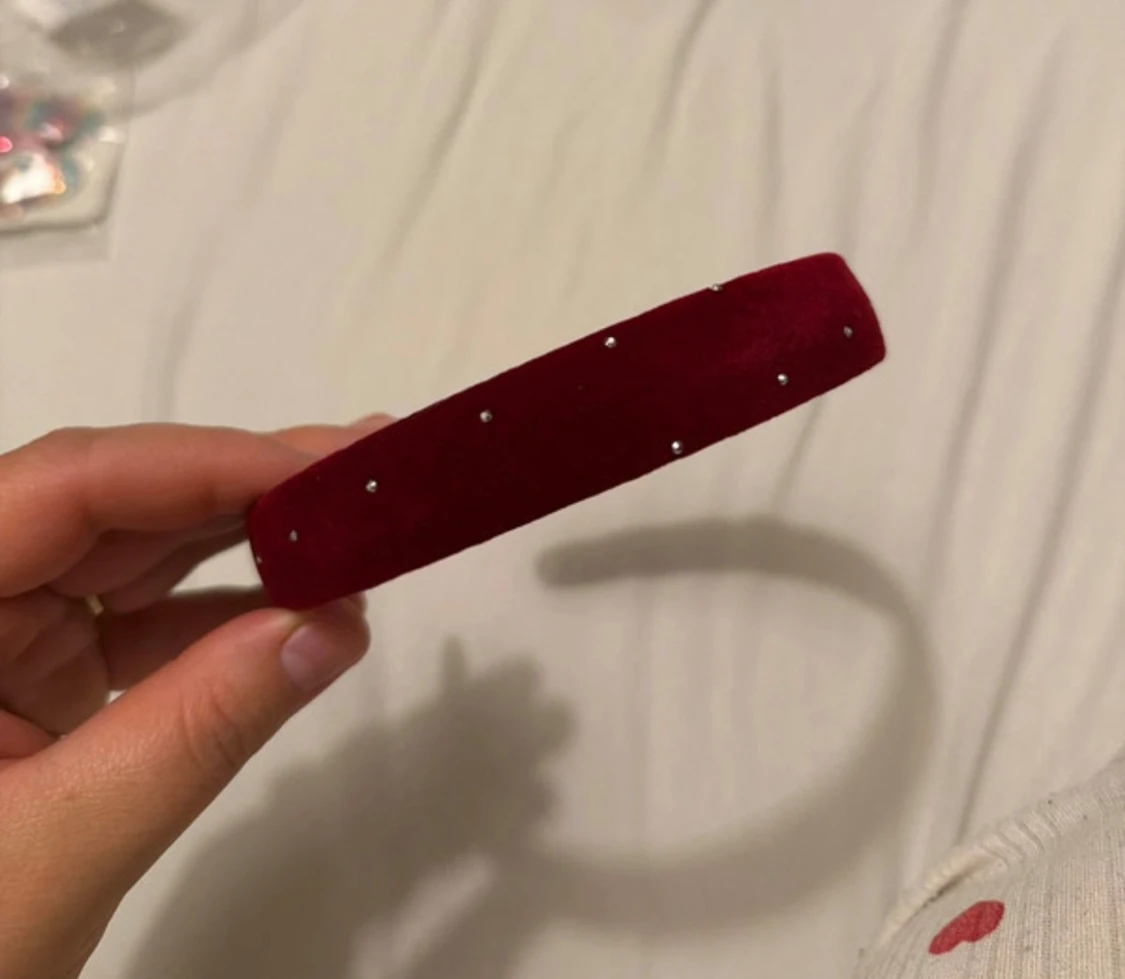 Vinrött sammetdiadem med pärlor