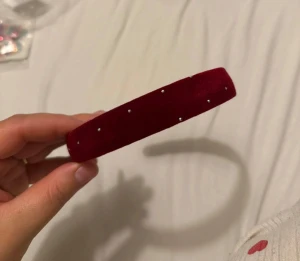 Vinrött sammetdiadem med pärlor - Snyggt vinrött diadem i sammet med små pärlor som ger en extra touch. Diademet är brett och har en mjuk, lyxig känsla. Perfekt för att lyfta din look med lite glam och färg.