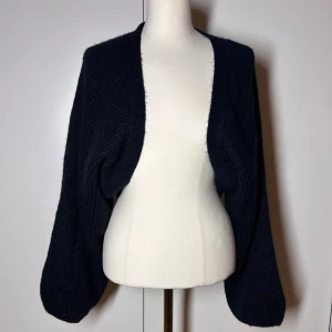 Stickad bolero  - Helt ny med prislapp. marinblå stickad bolero från Gina. Storlek xs men passar även s. Nypris 400kr.  Köp sker via köp nu, jag postar inom 24h. Kvar tills markerad såld