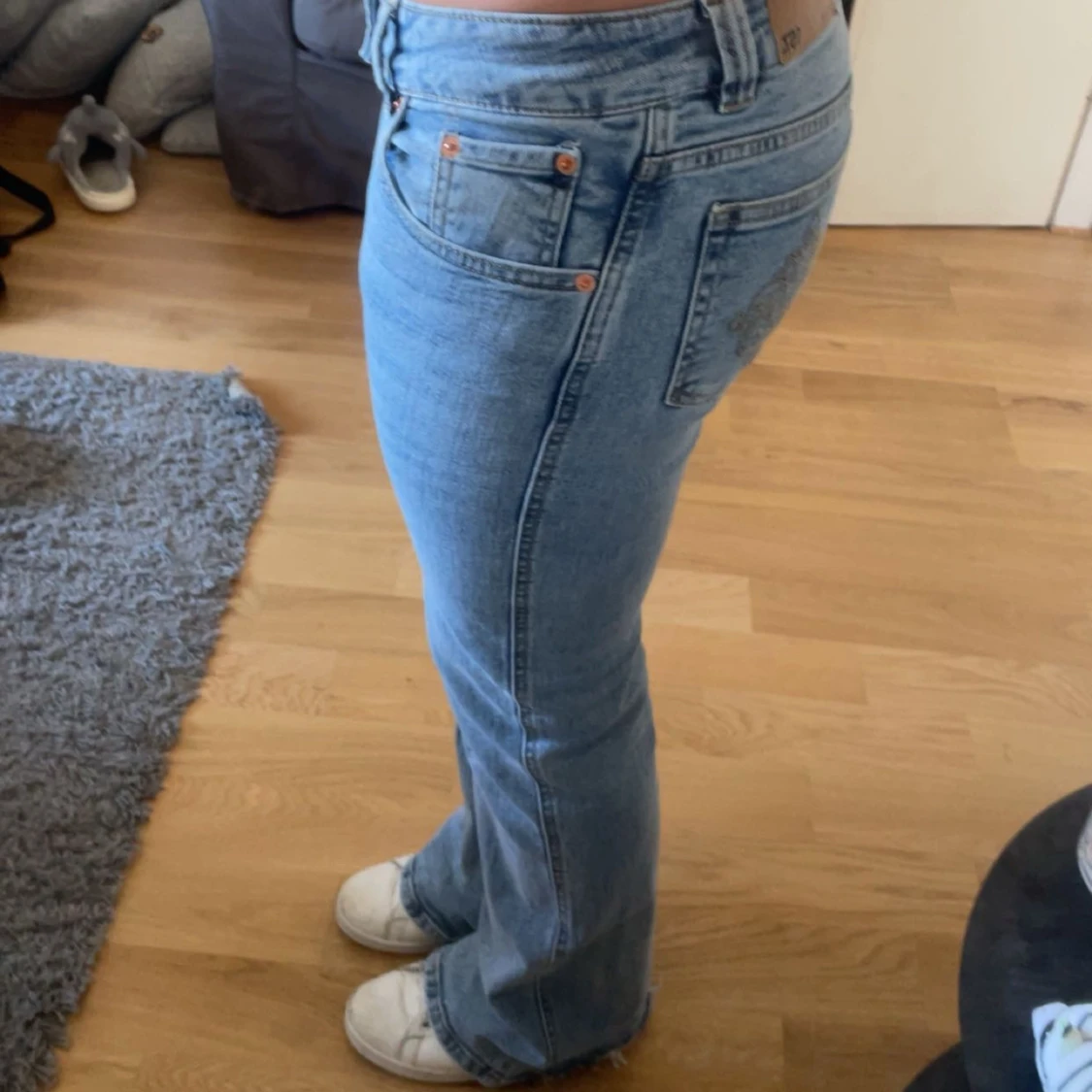 Blå bootcut jeans med broderade fickor - 1