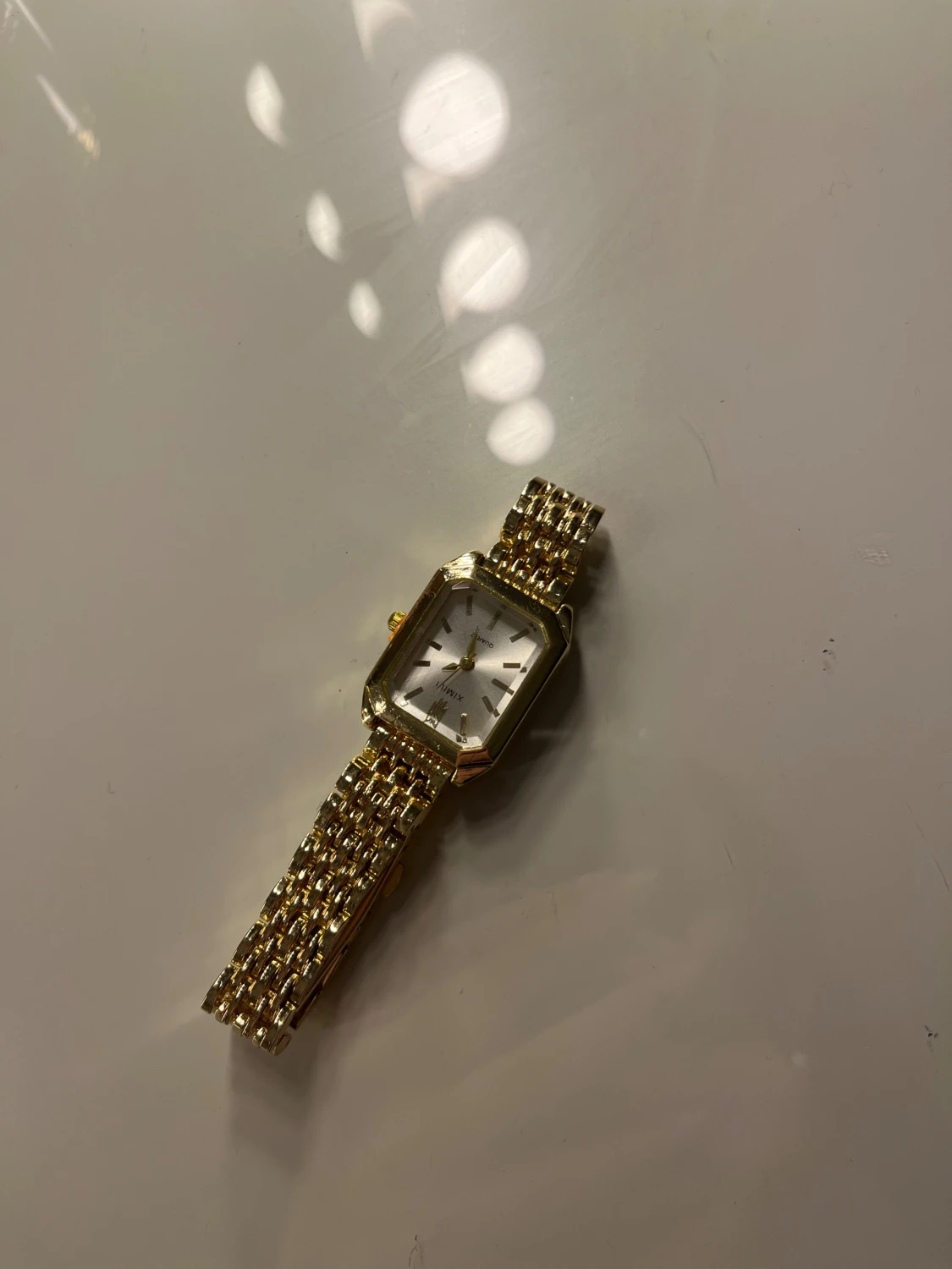 Guldfärgad fyrkantig klocka  - 3