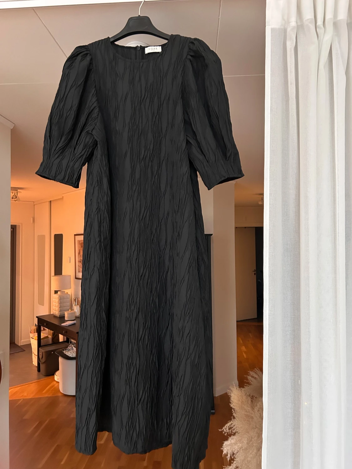 Svart långklänning från NORR