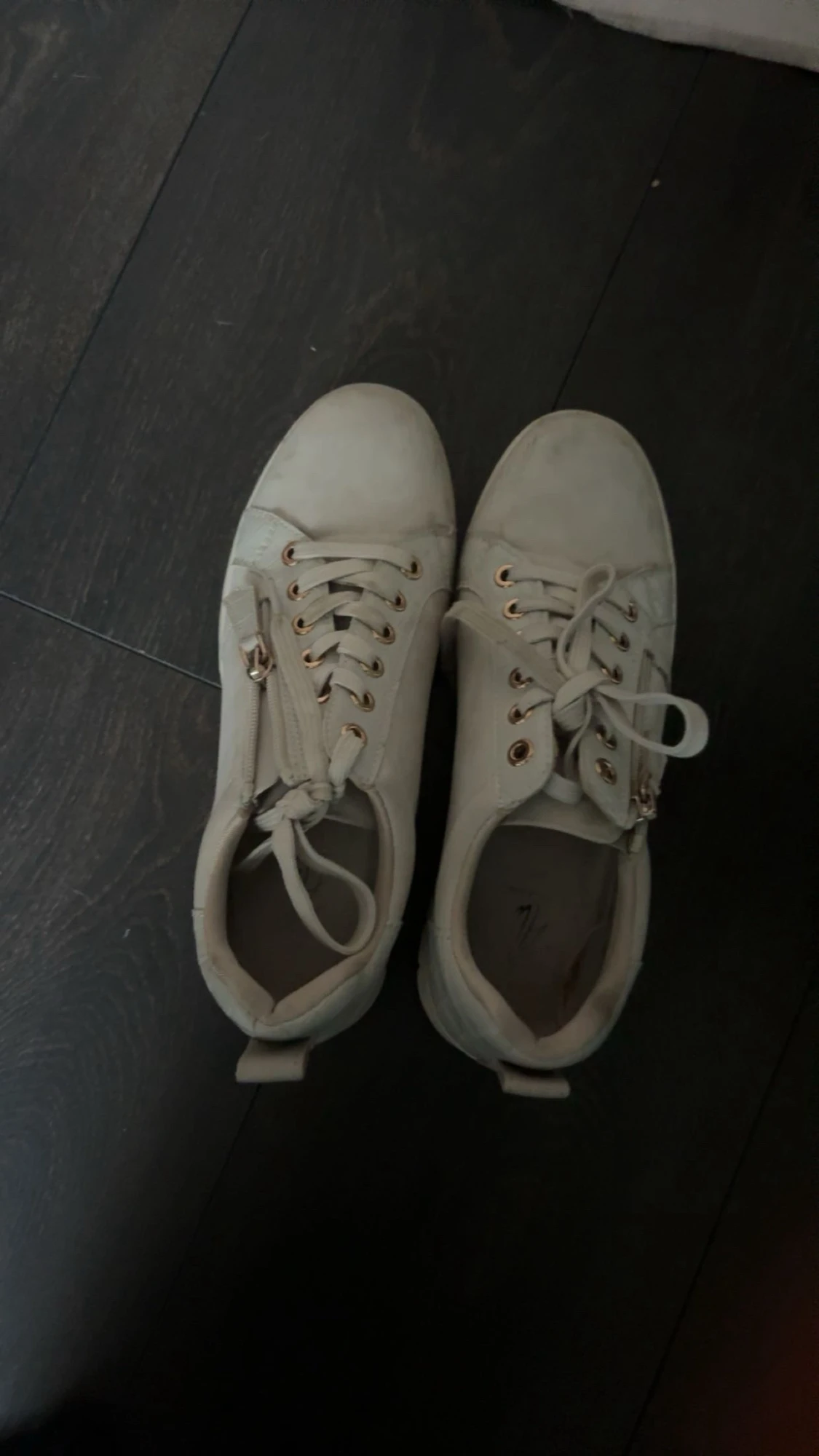 Beige sneakers med gulddetaljer