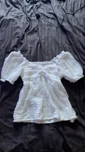 Vit offshoulder blus med volang - Säljer en söt vit blus med offshoulder och korta puffärmar. 🤍