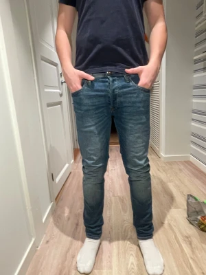 Jack n jones - Säljer nu dessa riktigt feta jeans ifrån Jack n Jones. Storlek 27 30. Skick: Otroligt bra skick. Modellen på bilden är 173cm. Hör av er vid funderingar!😁🙌