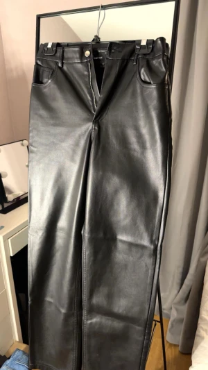 Skinn byxor  - Säljer skinn byxor i straight modellen från Gina, de är använda ett par gånger men inga defekter på byxorna alltså är dom i bra skick💗