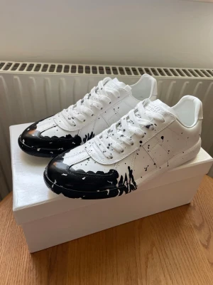 Maison Margiela GAT - Maison Margiela GATS | 43 | VIT w/ svart paint splatter 😮‍💨| Nyskick med box & dustbags ❗️