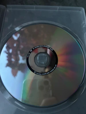 Scooby doo’s spökhistorier  - DVD med Scooby-Doo's Spökhistorier. Alla talar svenska. Speltid 90 minuter.  Finns på språk: Svenska, Engelska, Tyska, Polska, Spanska, Franska, Italienska.  OBS!!!!!! Denna skivan är i ett genomskinligt fodral UTAN pappersomslag, bild 2 & 3 är enbart för att visa VILKEN film det är och vad den innehåller! Därav priset!  OBS!! skivorna är begagnade så det kan förekomma repor/hairlines på skivorna, men då jag kollar igenom alla filmer jag säljer garanterar jag att alla funkar felfritt om inget an