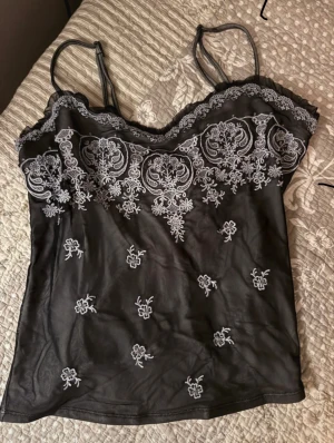 Festtopp - Fint linne med detaljer, aldrig använd och står ingen storlek eller vart den är ifrån men passar mig som har small