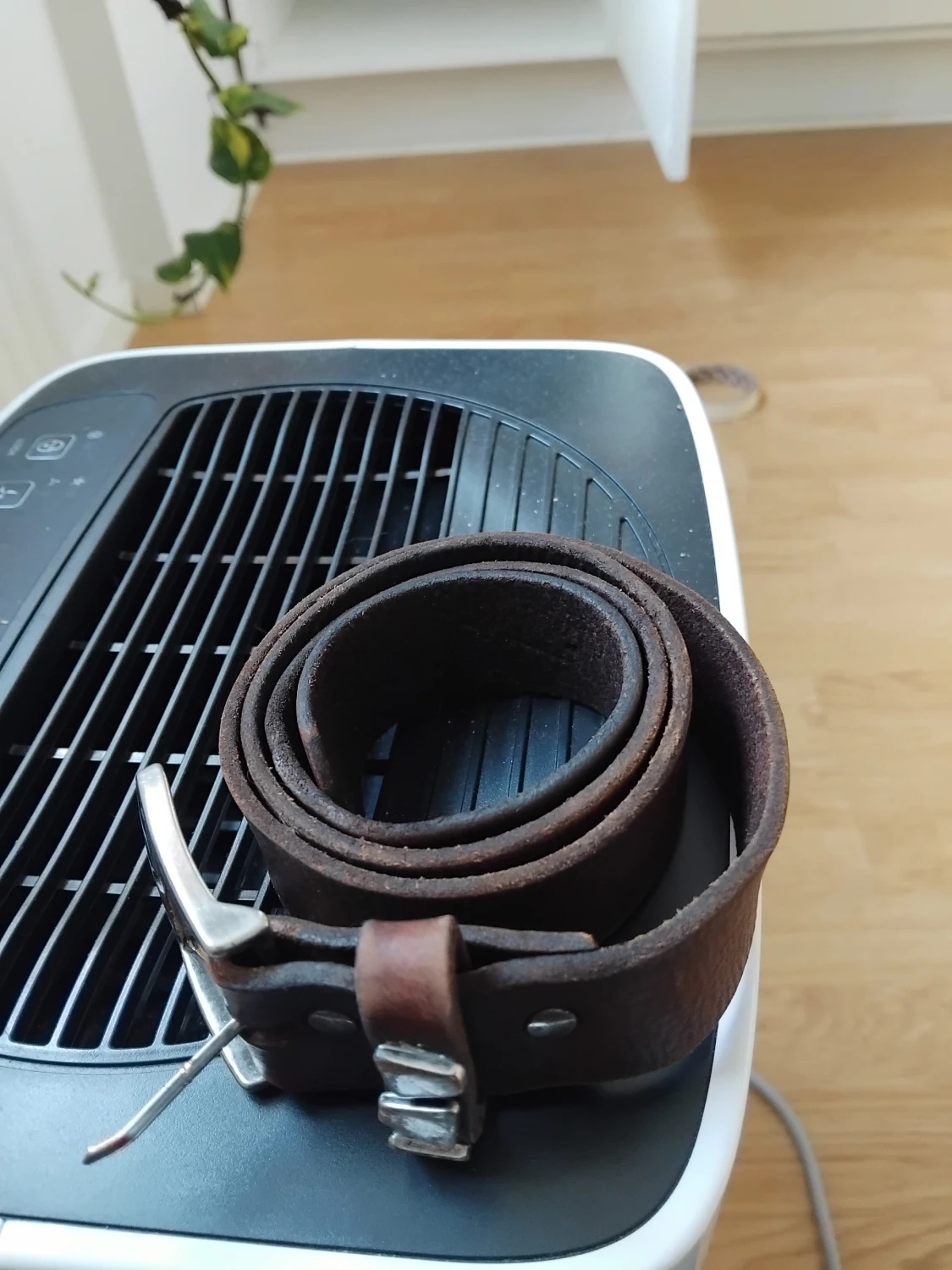 Brunt skärp i skinn med metallspänne