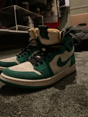Nike Air Jordan 1 High vit/grön - Sköna Jordan 1 som knappt är använda. Perfekta för vintern