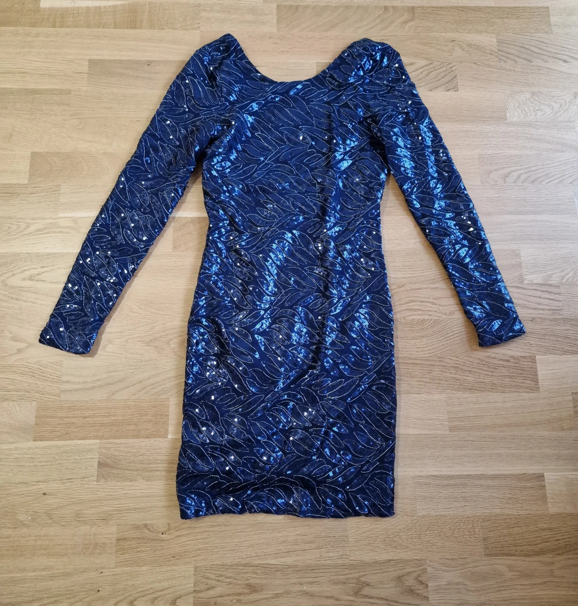 Glittrig marinblå klänning - 1