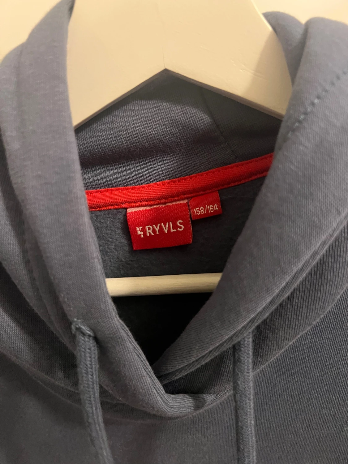 Mörktukås  hoodie från RYVLS med huva - 1