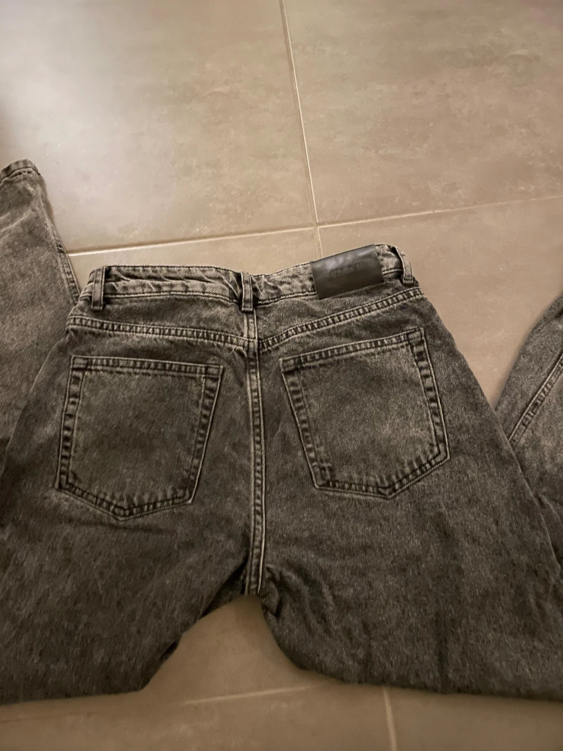 Grå straight jeans från grunt - 1