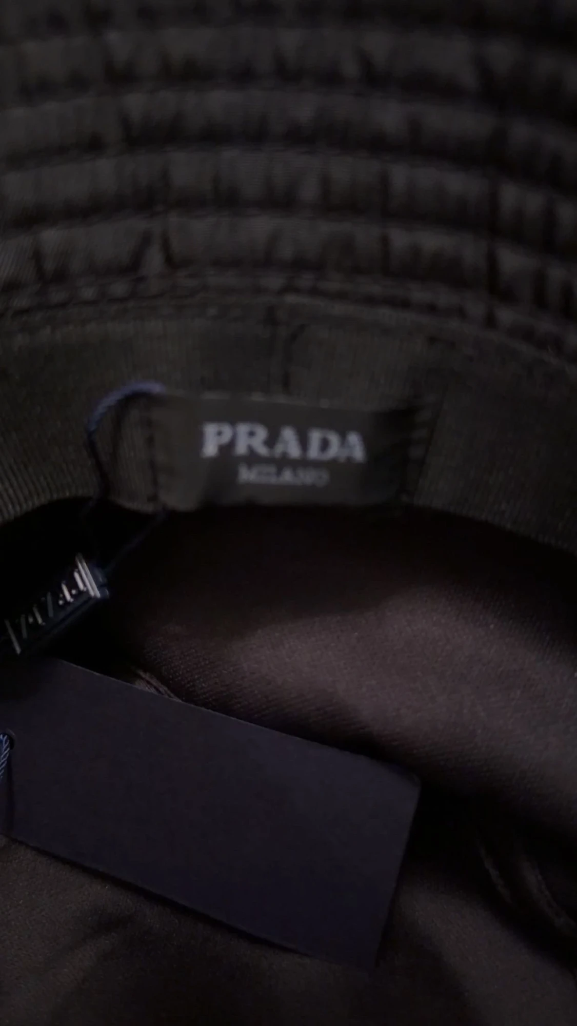 Svart bucket hat från Prada - 2