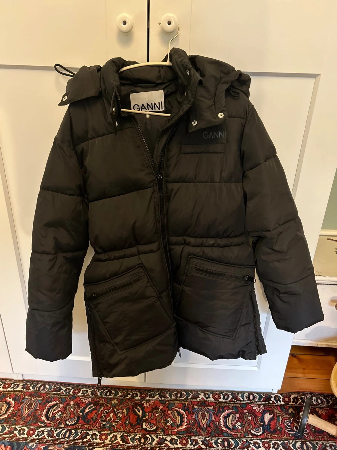 Svart pufferjacka från Ganni