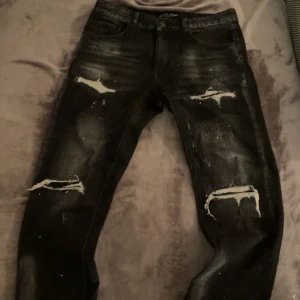 Svarta jeans Supply & Demand - Svarta jeans från Supply & Demand i ny skick, har knapt haft på dem och är inte riktig min stil. kan skicka mer bilder om behövs.