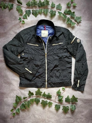 Moncler Thym Field Jacket size 3 (Small/Medium) [ÄKTA] - Moncler Thym Field jacket  🎨 Färg: Marinblå med blå insida 📏 Storlek: Moncler storlek 3, vilket motsvarar S/M 📐 Mått: Fråga ifall det önskas! ♻️ Skick: 9/10 🧵 Material: 100% Polyester