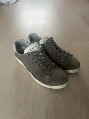 Prada skor - Säljer ett par feta Prada skor. Lite slitna i sulan men annars rätt så fräscha