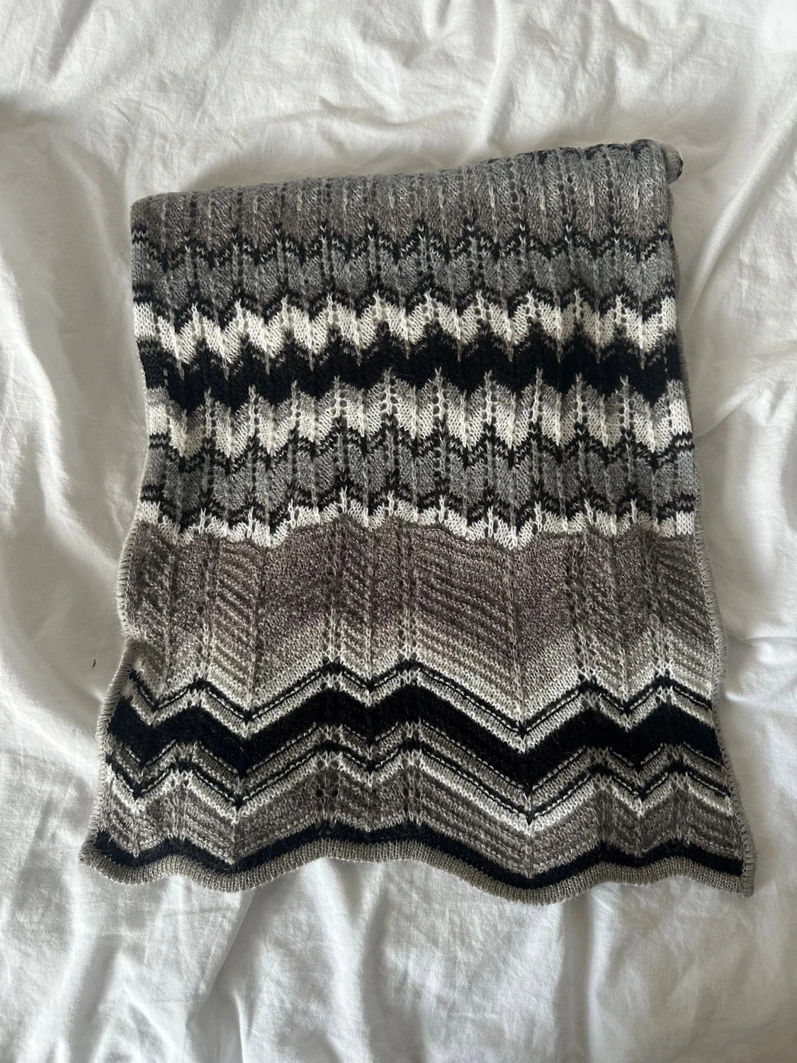 Grå/svart halsduk från Missoni - 1