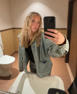Zara jeansjacka - Säljer denna supersnygga jeansjacka från Zara, superbra skick! Silverknappar