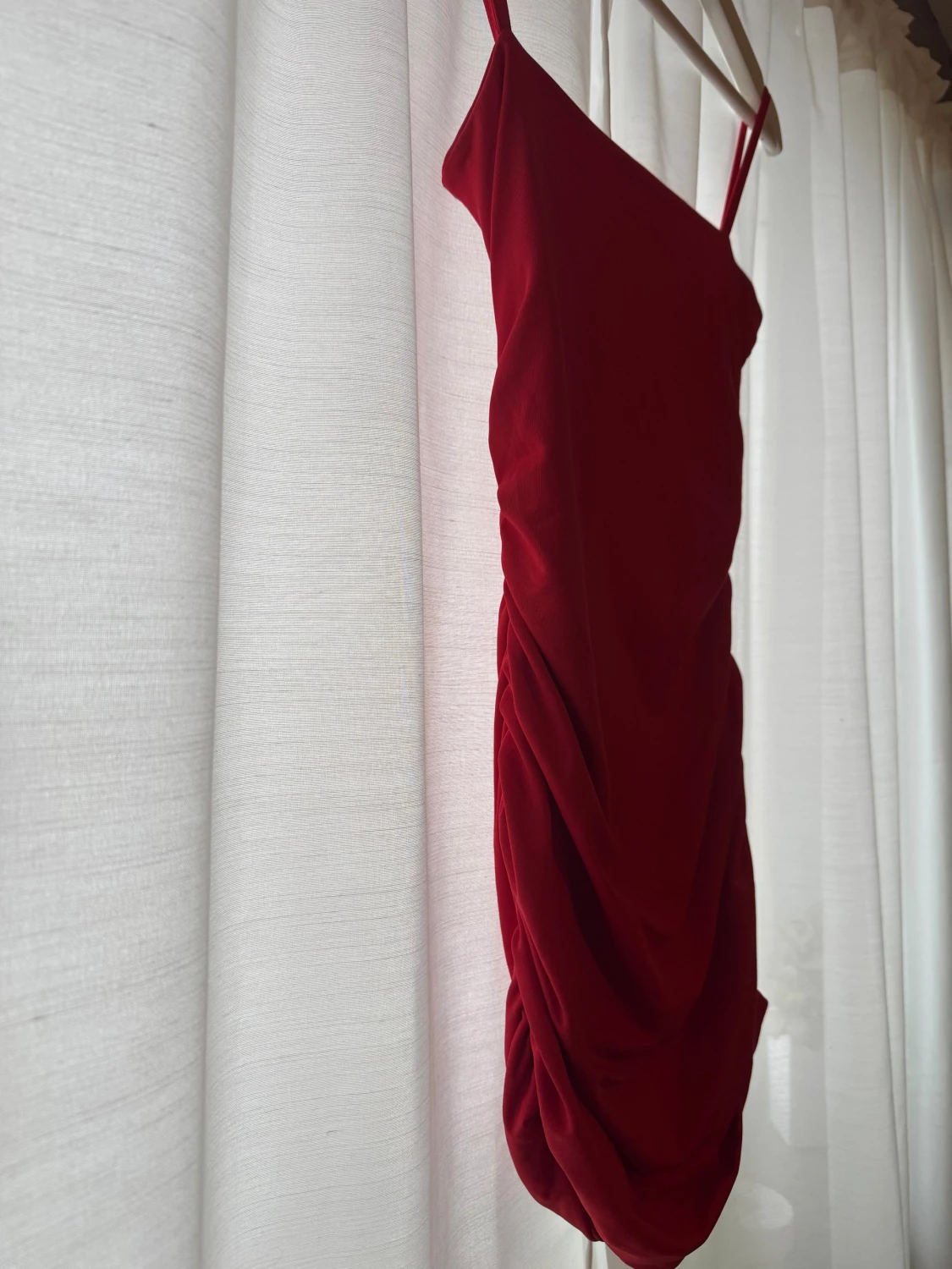 Tajt röd klänning  - 1
