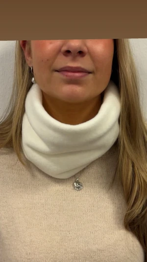 Vit buff - snow - 🤍⛄️❄️vit fleece buff- snow. Handgjorda av vårat uf företag - Beyondbuff. Det finns ett begränsat antal så hör gärna av dig innan du köper. Mått: 17 höjd, 27 bredd (rakt över)🤍