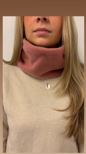 Rosa buff - merry berry - Rosa fleece buff- merry berry💞❤️ Handgjorda av vårat uf företag - Beyondbuff. Det finns ett begränsat antal så hör gärna av dig innan du köper. Mått: 17 höjd, 27 bredd (rakt över)