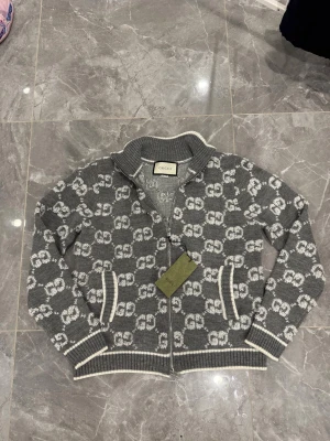 Gucci tröja - 🎨 Färg: Grå med vit GG-monogram 📏 Storlek: S ♻️ Skick: Mycket fint skick (nyskick) 🧵 Material: 100% ull, Made in Italy 📦 Skickas samma dag vid köp