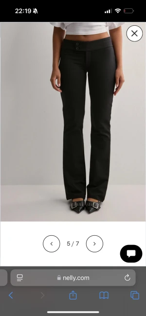 Svarta bootcut byxor med låg midja - Säljer mina svarta byxor från Nelly i storleken S. Endast använd en gång 