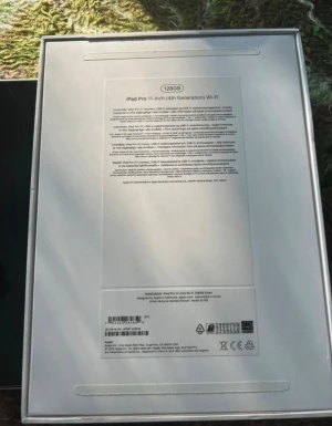 iPad Pro 11-inch (4th Generation) Wi-Fi 128GB - Säljer en iPad Pro 11-tum (4:e generationen) Wi-Fi med 128GB lagring. Plattan är i mycket fint skick utan synliga repor eller skador. Originalkartong och ett Nike SB-skal medföljer. Perfekt för både arbete och underhållning med kraftfull prestanda och snygg design.
