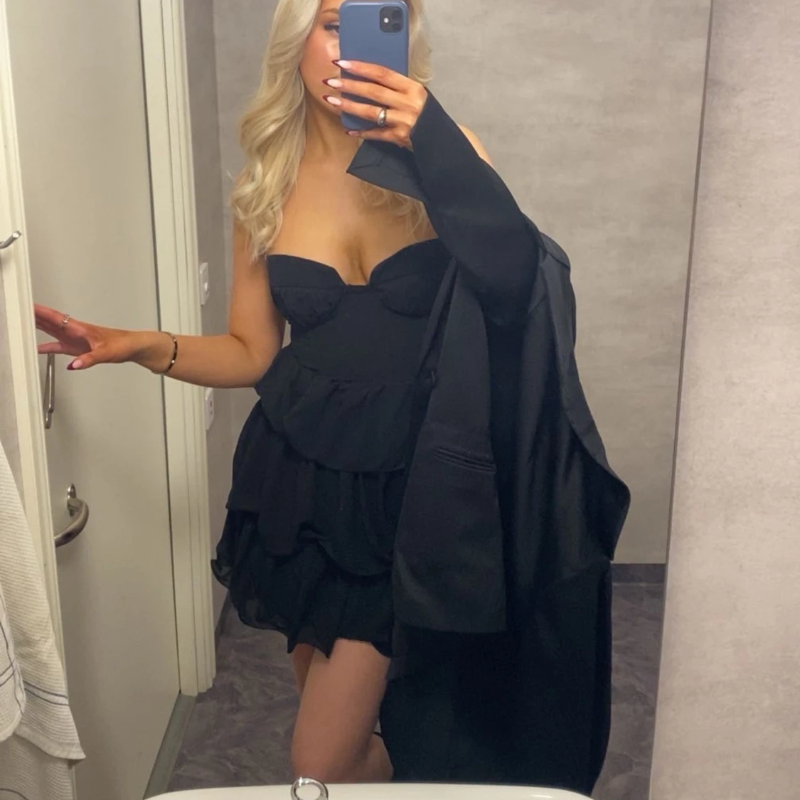 Svart volangklänning med hjärtformad urringning