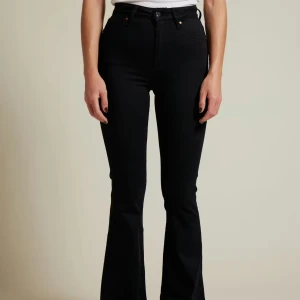 Svarta bootcut jeans med hög midja - Svarta bootcut jeans med hög midja från BikBok. Använda vid ett tillfälle så de är i helt nytt skick! Storlek S/31.